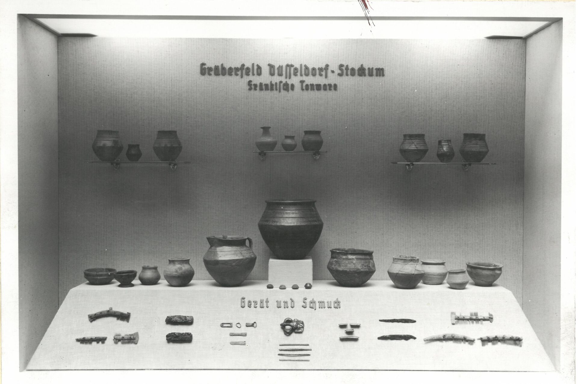 Neuordnung 1939 - linker Lichterhof, Vitrine 21, 7829.jpg