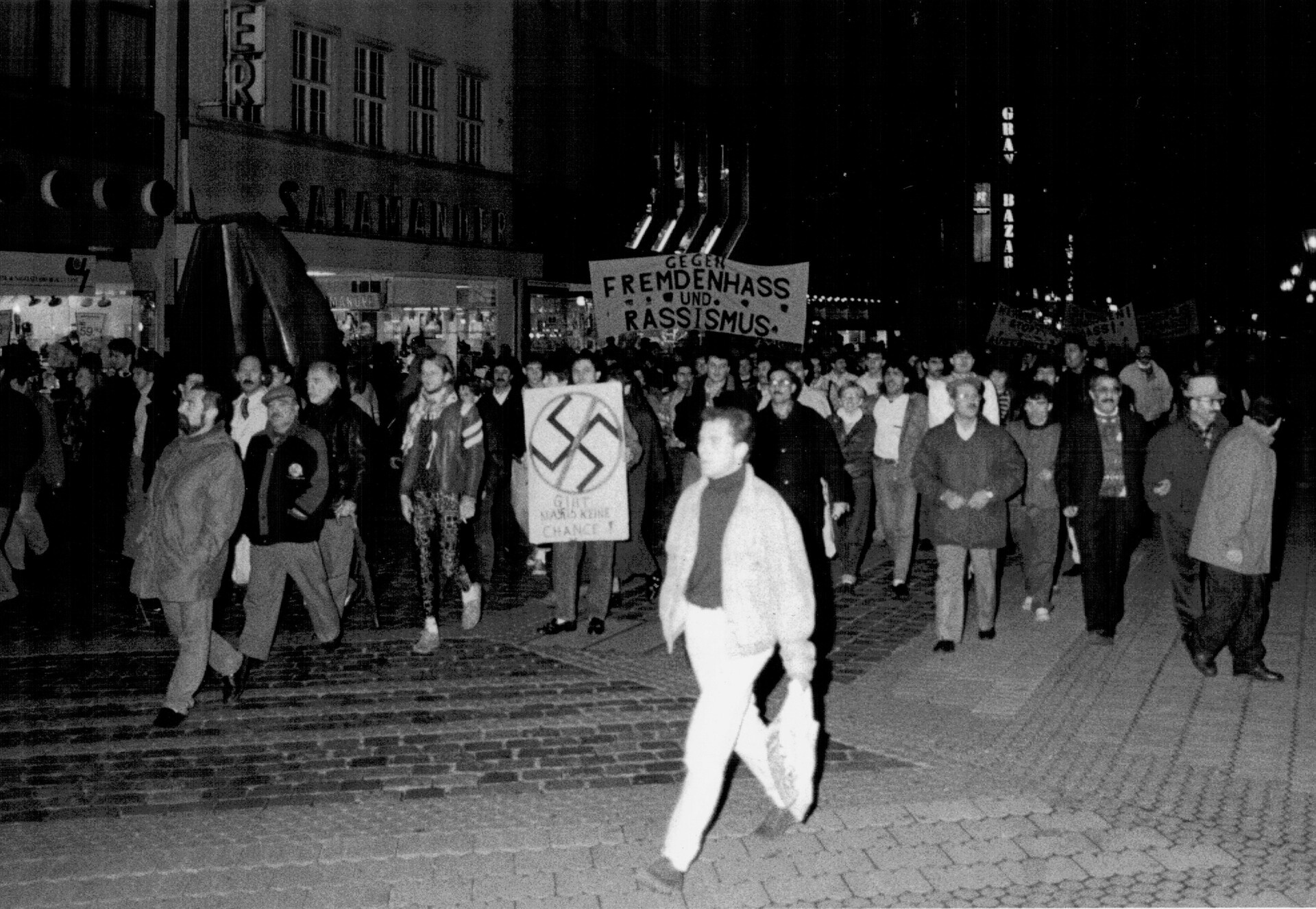 Demonstration gegen Rassismus und Ausländerfeindlichkeit_1991_1.jpg