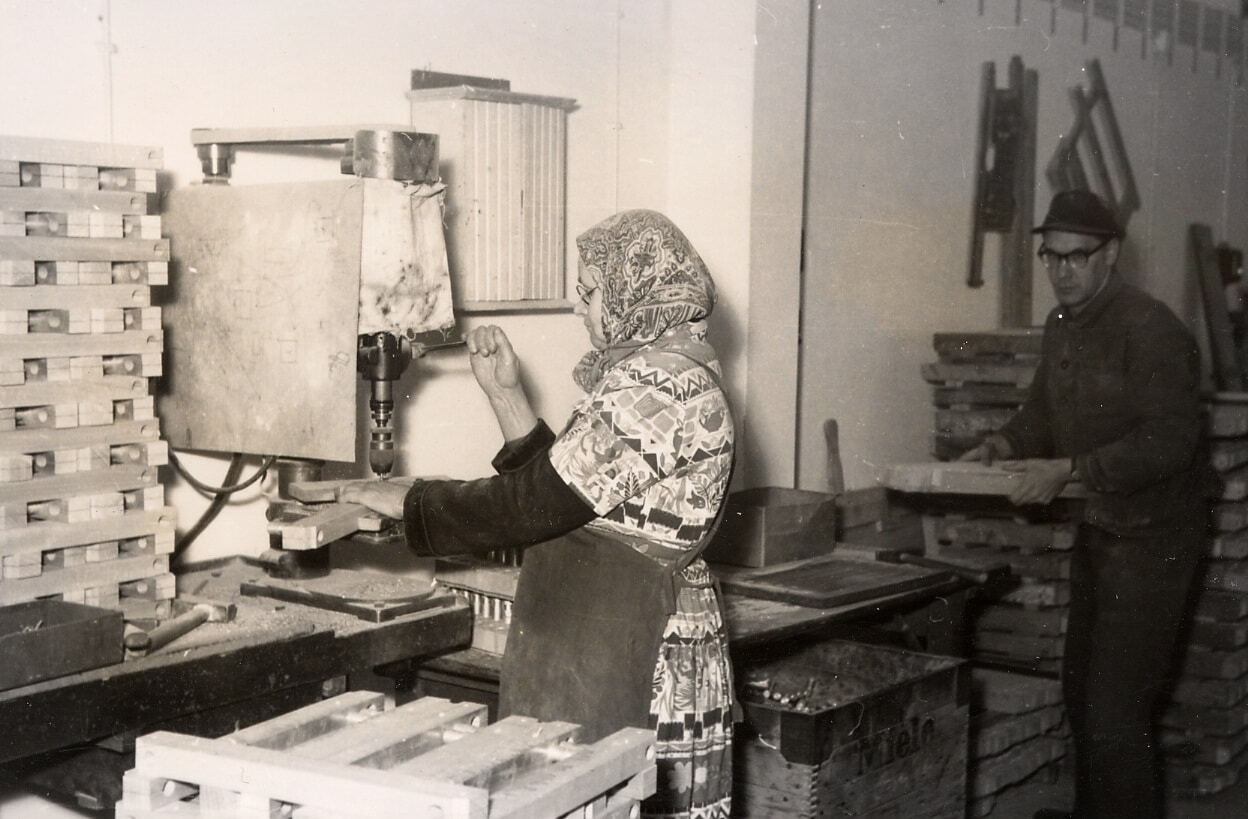 Foto aus den 1960er Jahren zeigt einen der typischen Arbeitsplätze.jpg