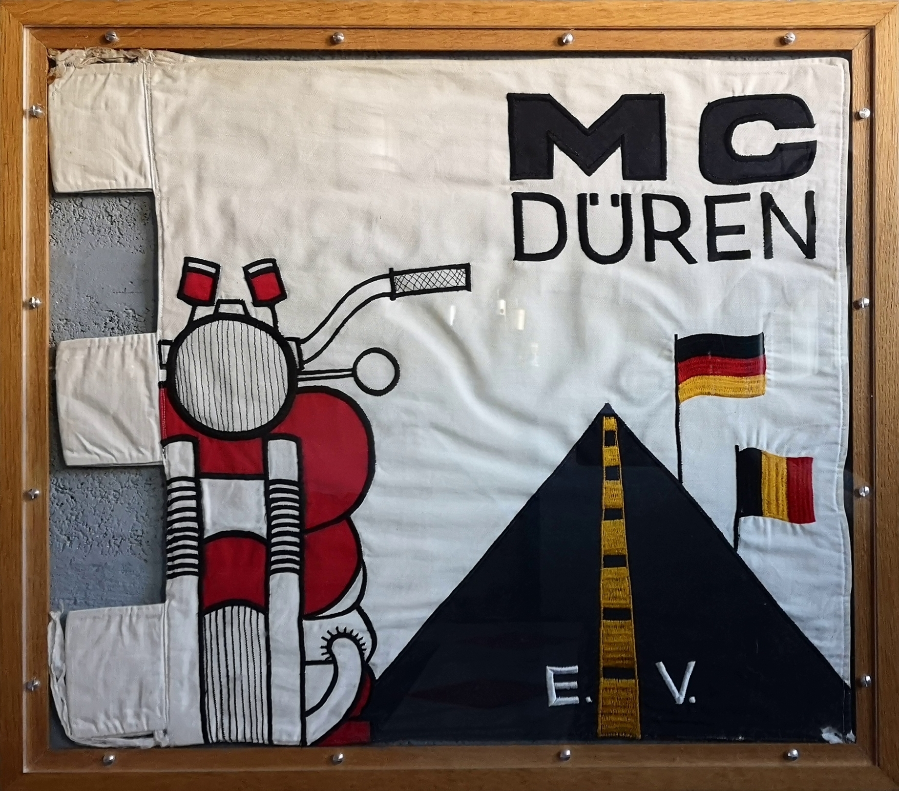 Bild 16_Die Fahne des belgischen Motorclubs MC Düren e. V._Pierre-Paul Chêne privat.jpg