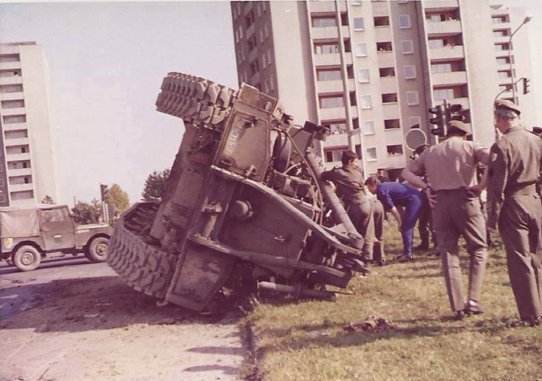 Bild 27_Unfall mit belgischem Panzer, im Hintergrund die Hochhäuser am Miesheimer Weg_Pierre-Paul Chêne.jpg