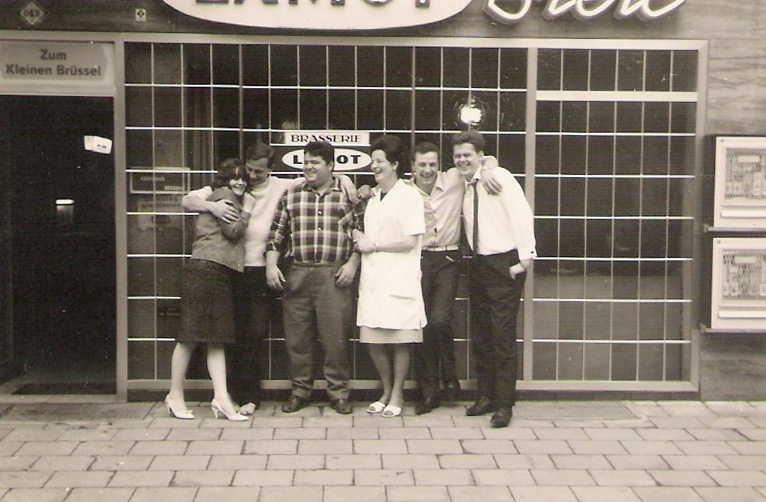 Bild 29_Vor der Brasserie Zum kleinen Brüssel in der Weierstraße 16 um 1964_Pierre-Paul Chêne privat.jpg