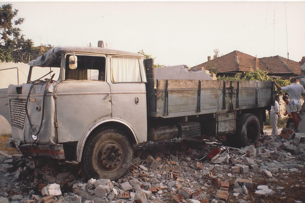 LKW_nach_Mauerdurchbruch.jpg