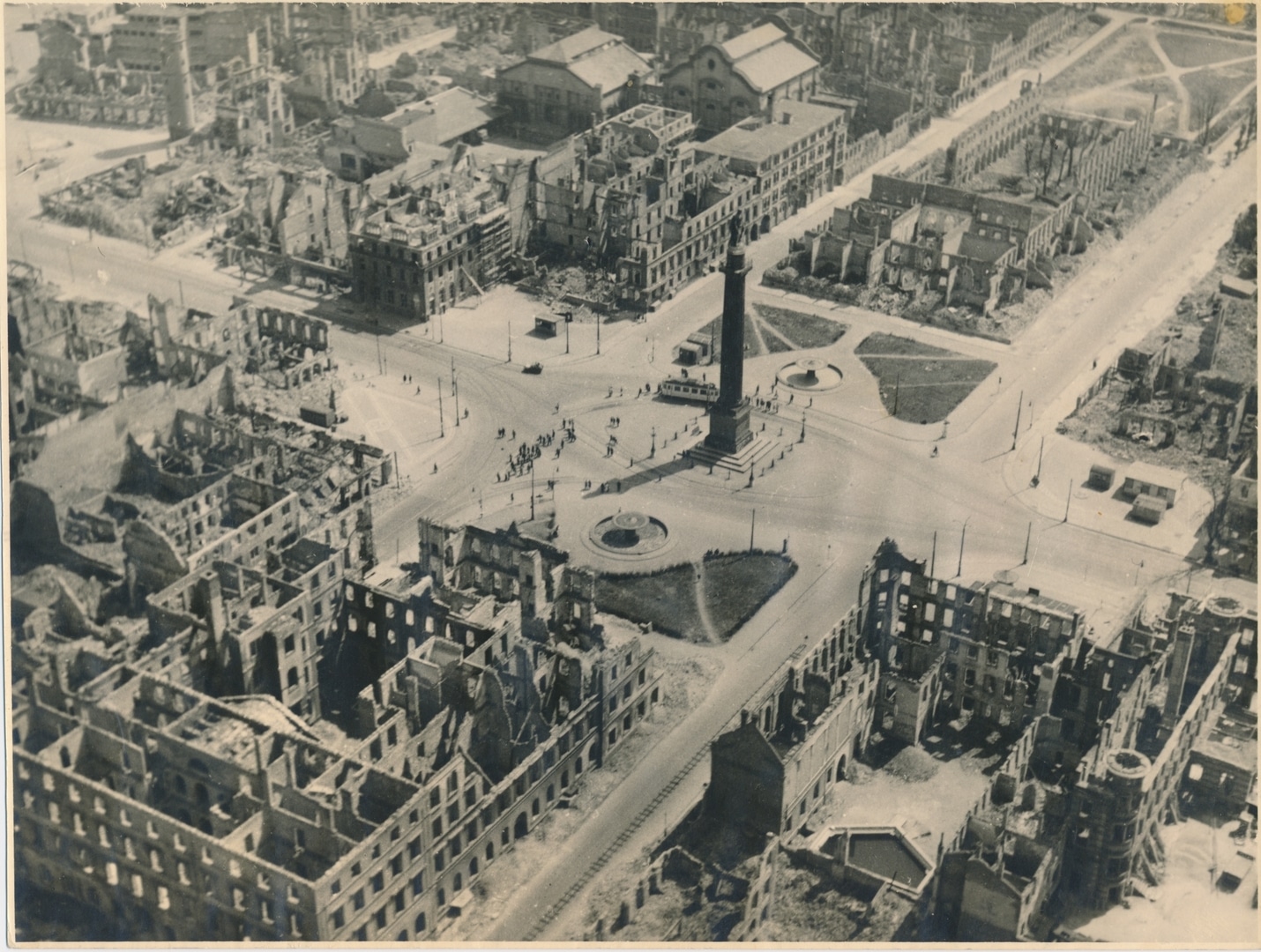 Luisenplatz und zerstörte Innenstadt