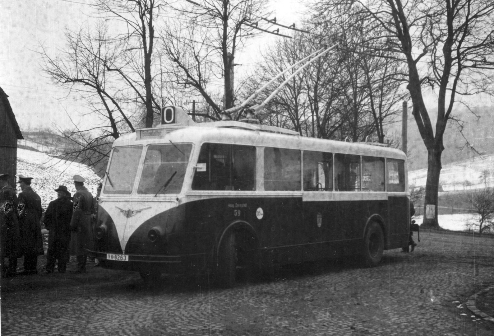 Oberleitungsbus der HEAG im Jahr 1944 mit abgedunkelten Scheinwerfern