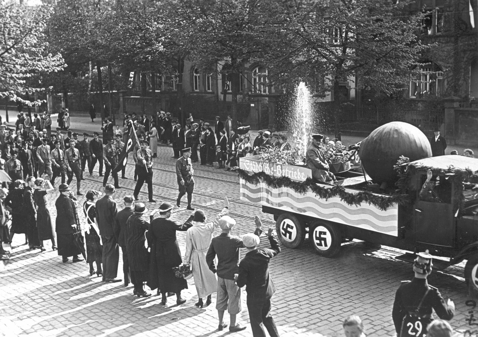 Umzug zum "Tag der Arbeit" am 1. Mai 1933 in Darmstadt