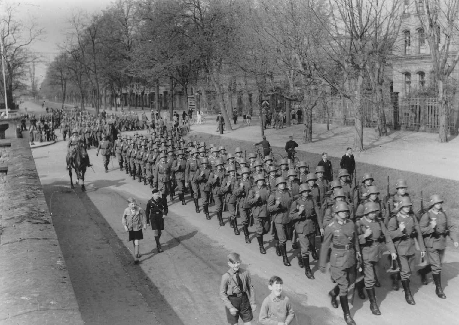 Marschierende Infanterie in der Holzhofallee