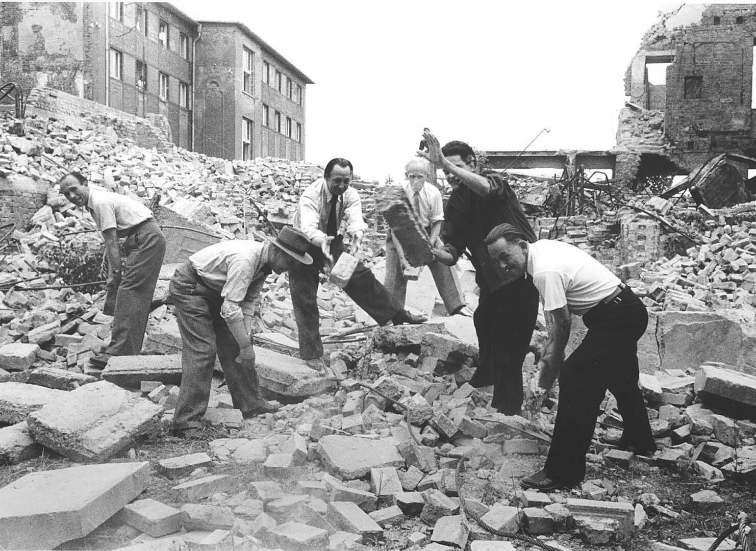 Mitglieder der "Neuen Darmstädter Sezession" bei der Trümmerbeseitigung auf der Mathildenhöhe