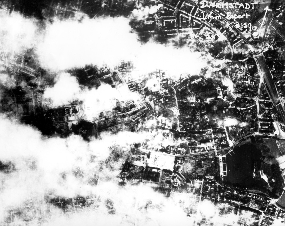 Britisches Aufklärungsfoto des noch brennenden Darmstadt am Mittag des 12. September