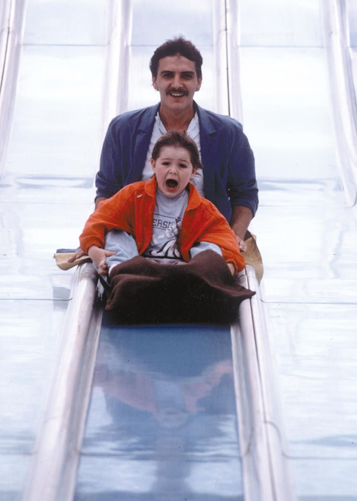 Zieleinfahrt auf der Wasserrutsche, 1985.jpg