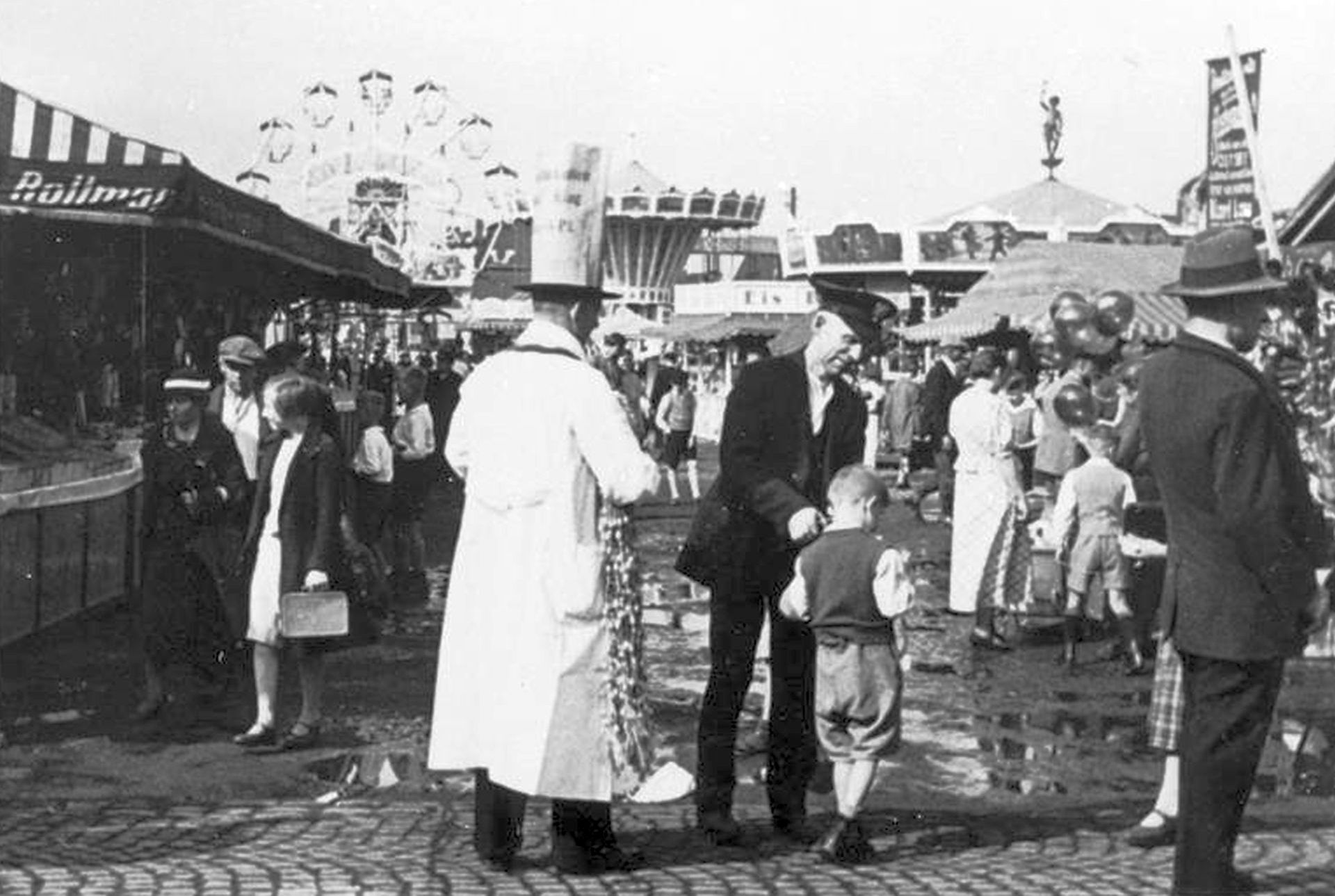 Menschen auf dem Rummel, 1935.jpg