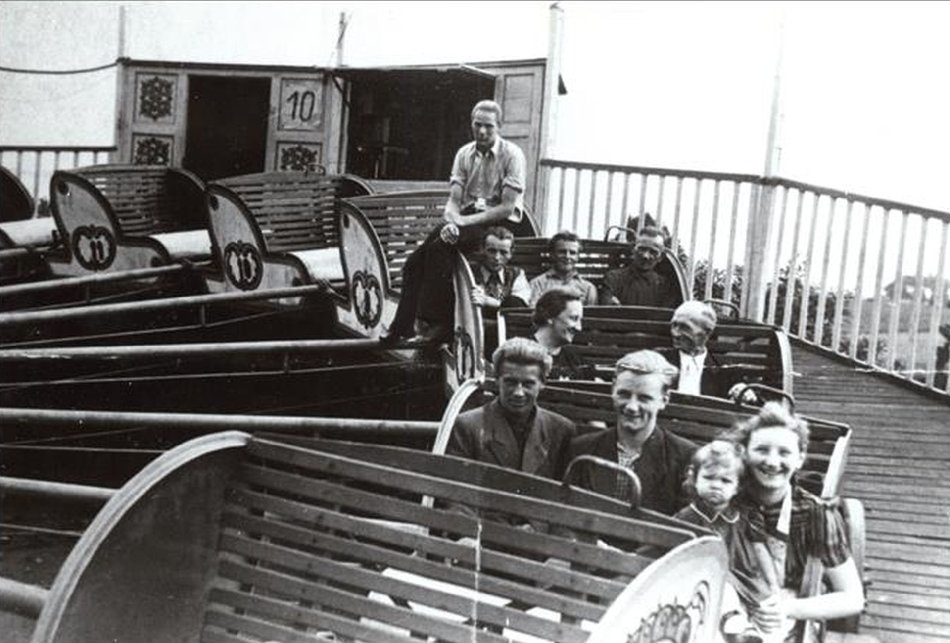 Raupe der Schaustellerfamilie Stracke, Ende der 1940er Jahre.jpg