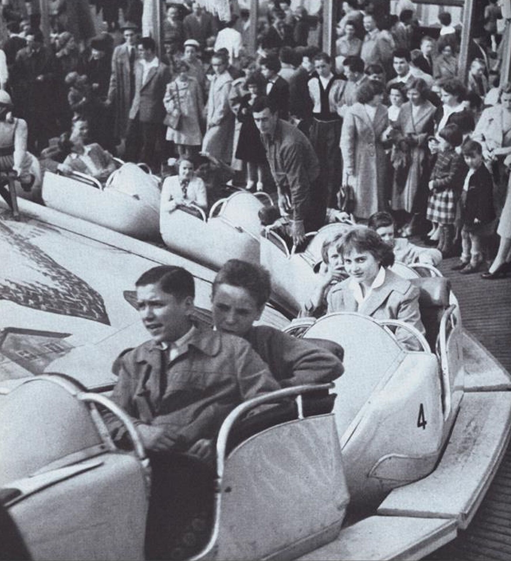 Eine Raupenfahrt im Jahr 1963.jpg