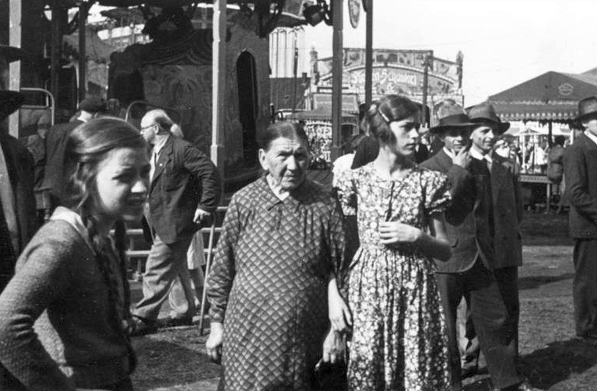 Menschen auf dem Rummel,1930er Jahre.jpg