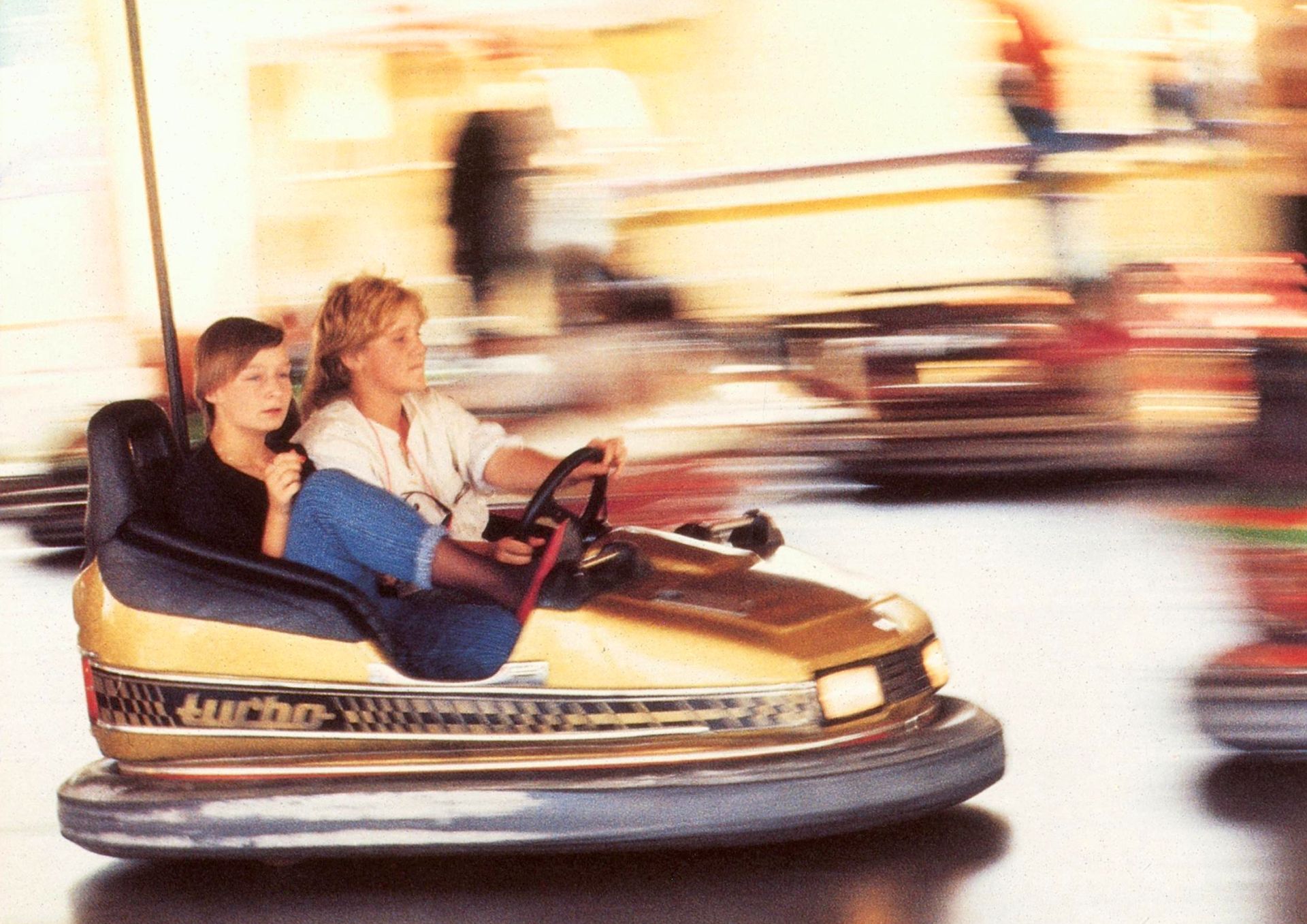 Überhöhte Geschwindigkeit im  Autoscooter, 1985.jpg