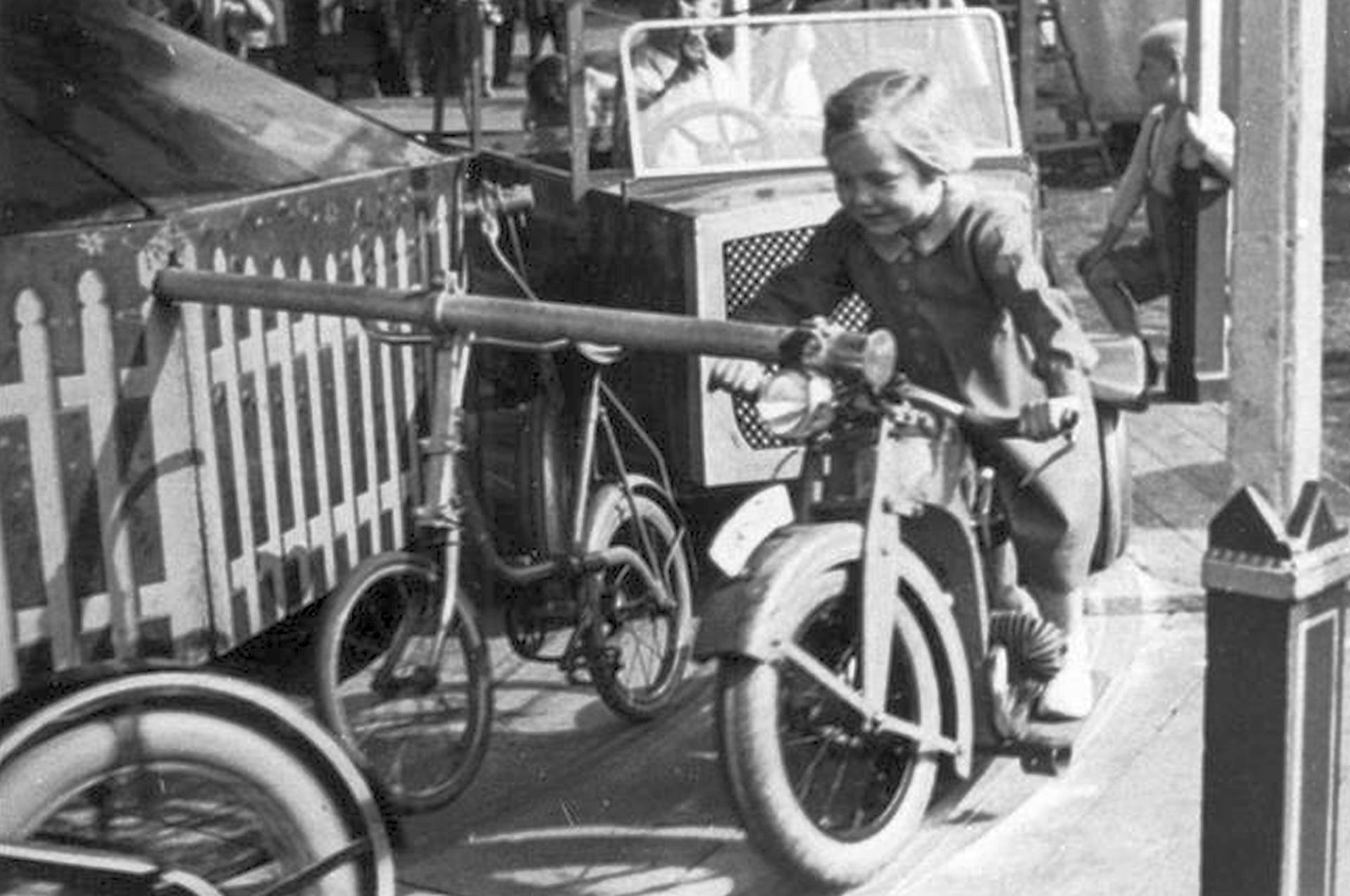 Kinderkarussell im Jahr 1937.jpg