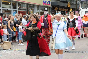 20 Eine Fußgruppe wundersamer Wesen.jpg