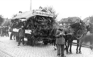 Festwagen mit Nachbildung eines Kötterhaus.jpg