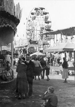 Fahrgeschäfte in den 1920er und 1930er Jahren (2).jpg