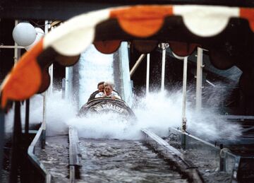 Spritziges Vergnügen in der Wildwasserbahn, 1985.jpg