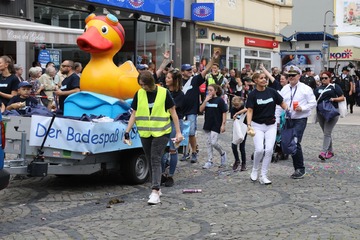 2 Fußgruppe des Sport- und Freizeitbades Wananas.jpg