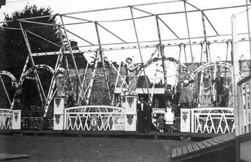 Schiffschaukel der Herner Schaustellerfamilie Stracke, nach 1948.jpg