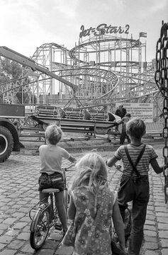 Aufbaupublikum bei der Achterbahnmontage, Ende der 1960er Jahre, Foto Walther Müller.JPG