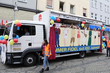 7 Wagen des Theaters 'Fidele Horst'.jpg