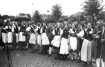 Ländliche Bevölkerung von Crange, dargestellt von Mitgliedern der Theatergruppe 'Fidele Horst'.jpg