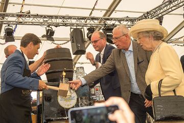 Oberbürgermeister Frank Dudda eröffnet die erste elftägige Cranger Kirmes, 2017.jpg
