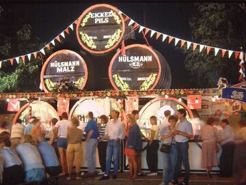 Kirmesausklang unter Hülsmann-Fässern, 1985.jpg