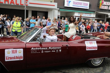 1 Schaustellerpräsident chauffiert die Kirmeskönigin.jpg