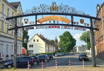 Das pandemiebedingt verwaiste Cranger Tor mit der 2019 angebrachten Jahreszahl 535 im Juni 2021.jpg
