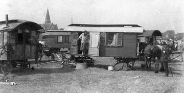 Sinti und Roma auf dem Cranger Kirmesplatz, 1920er Jahre.jpg
