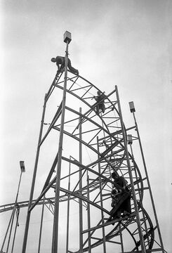 Montage der Achterbahn Ende der 1960er Jahre, Foto Walther Müller.JPG