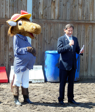 Kirmesmaskottchen Fritz und Oberbürgermeister Dr. Frank Dudda eröffnen den Cranger Pferdemarkt, 04.08.2017,  Foto Roland Schönig.jpg