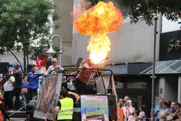 8 Ein Feuerspucker heizt ein.jpg