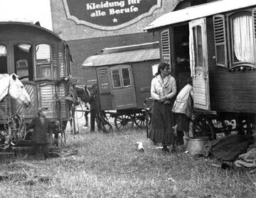 Sinti und Roma auf der Cranger Kirmes, 1920er Jahre.jpg