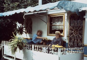 Wohnwagenidylle der Schaustellerfamilie Bruch, 1985.jpg