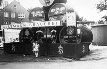 Natürlich durfte das Eickeler Hülsmann Bier auf dem Cranger Jahrmarkt nicht fehlen, undatiertes Foto.jpg