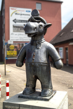 Warten auf den Cranger Rummel, Kirmesmaskottchen Fritz in der Nähe des Cranger Tores, Juni 2021, Foto Roland Schönig.jpg