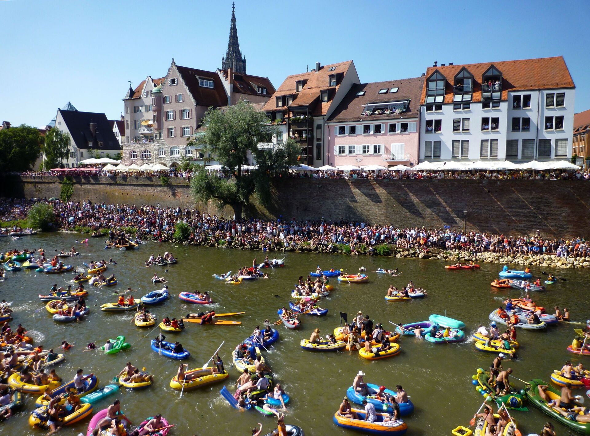 Ulm_-_Schwörmontagsfestzug_-Nabada-_auf_der_Donau_06.jpg