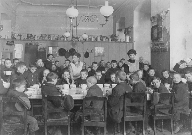 FA 1,14_Schulfrühstück in der Kriegsküche am Florinsmarkt 1917.jpg