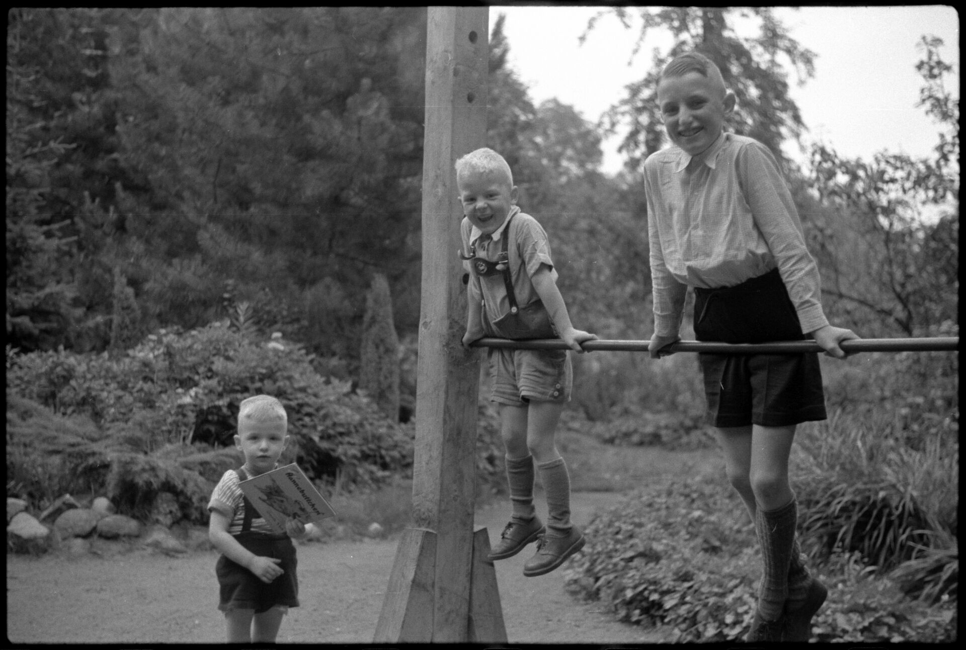 Menschen_Kinderspielplatz1954-C 01 20-43-004.jpg