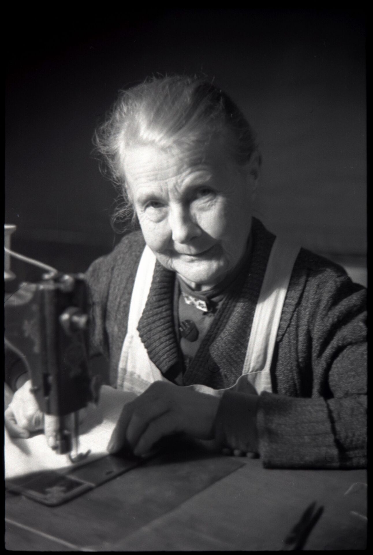 Menschen_Naeherin1945-C 01 20-127-033.jpg