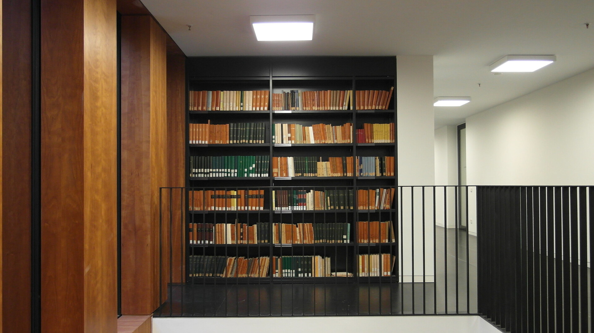 Library interior.jpg Library interior.jpg