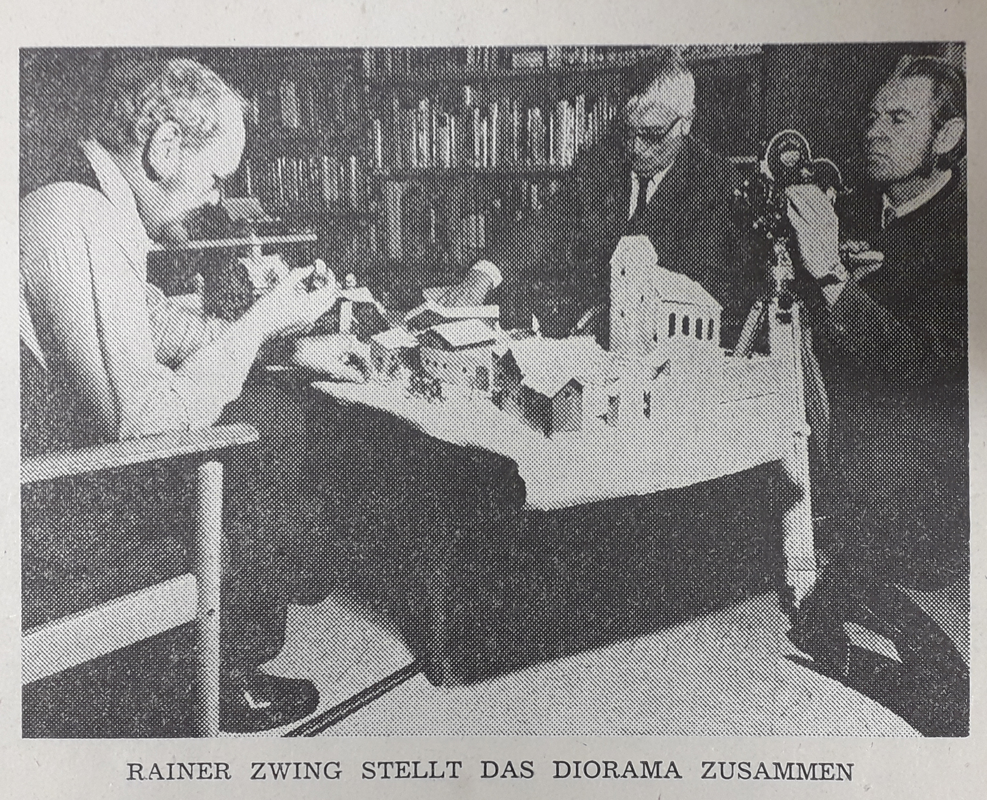 August Kühn (links mit dem Pseudonym Rainer Zwing) beim Aufbau seines Dioramas