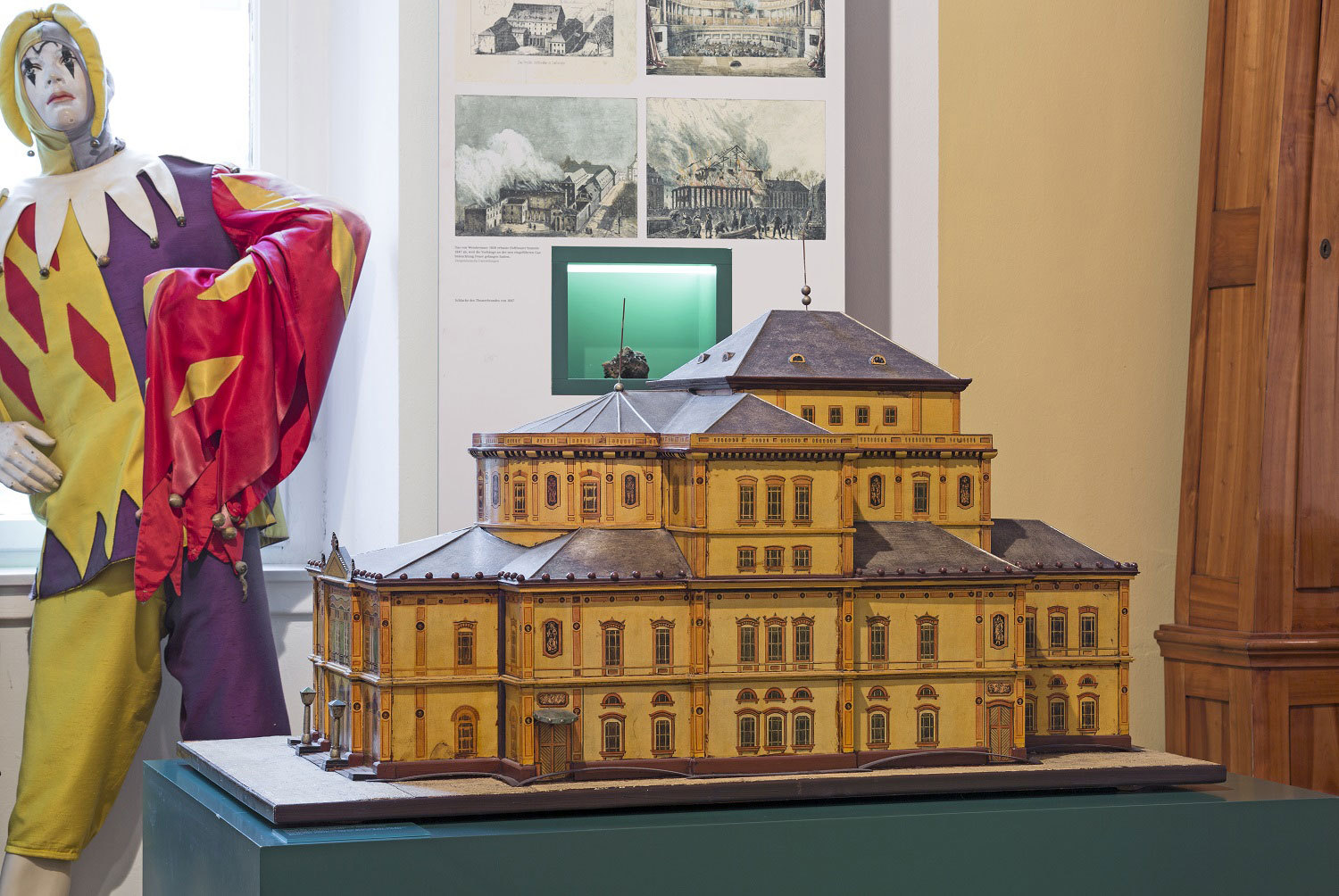 Modell des Hoftehaters im Stadtmuseum Karlsruhe.jpg