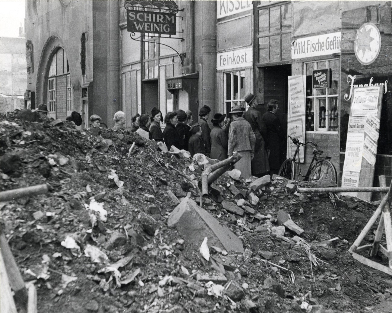 Käuferschlange vor einem Lebensmittelgeschäft, 1947
