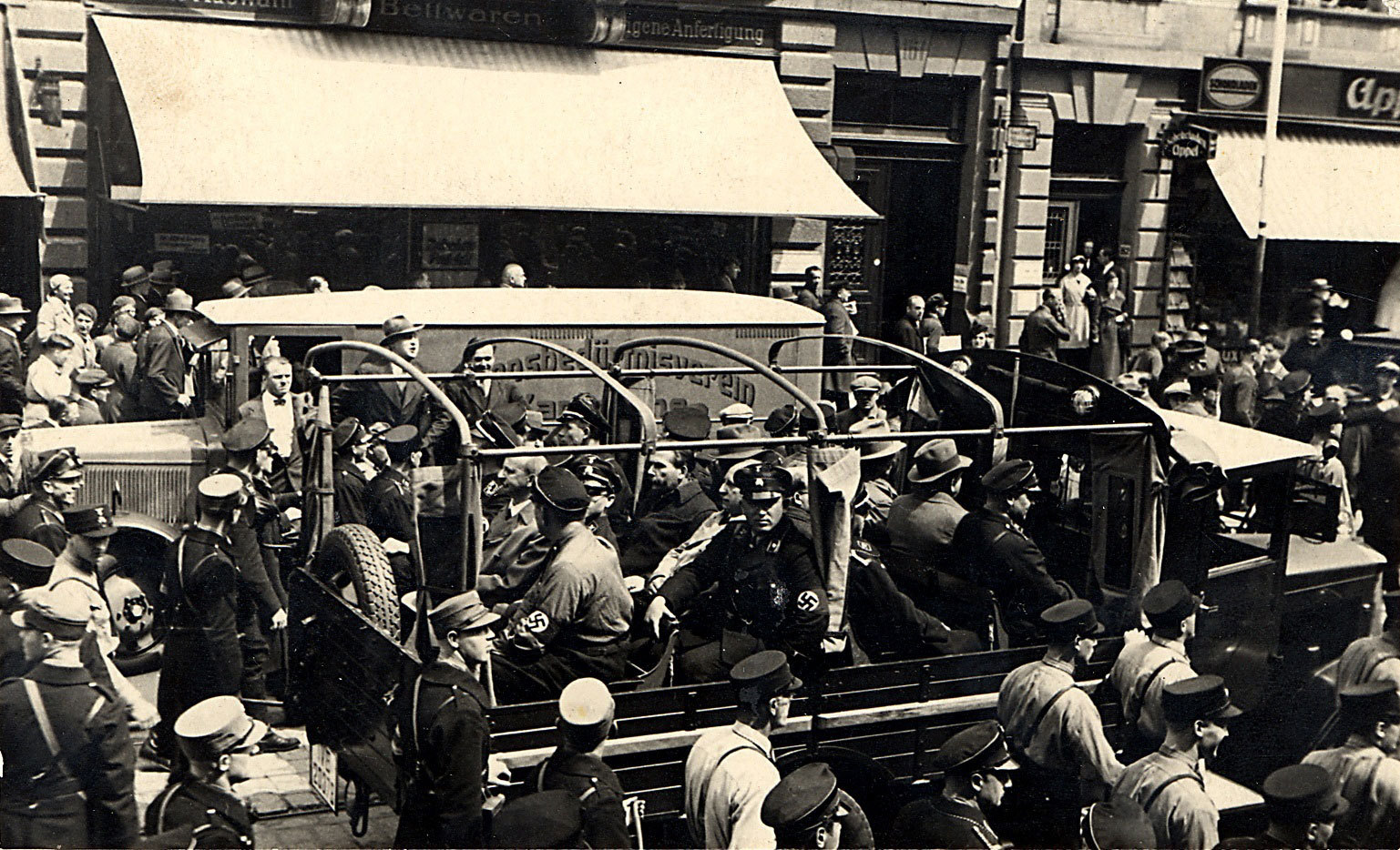 Verhaftete Sozialdemokraten werden im offenen Wagen durch Karlsruhe gefahren, 1933
